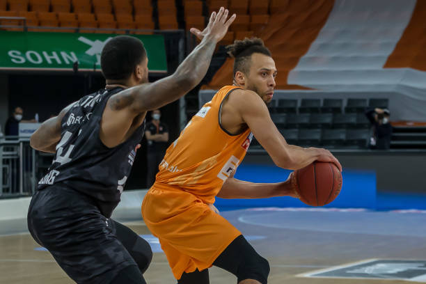 还聘请了一 还聘请了一